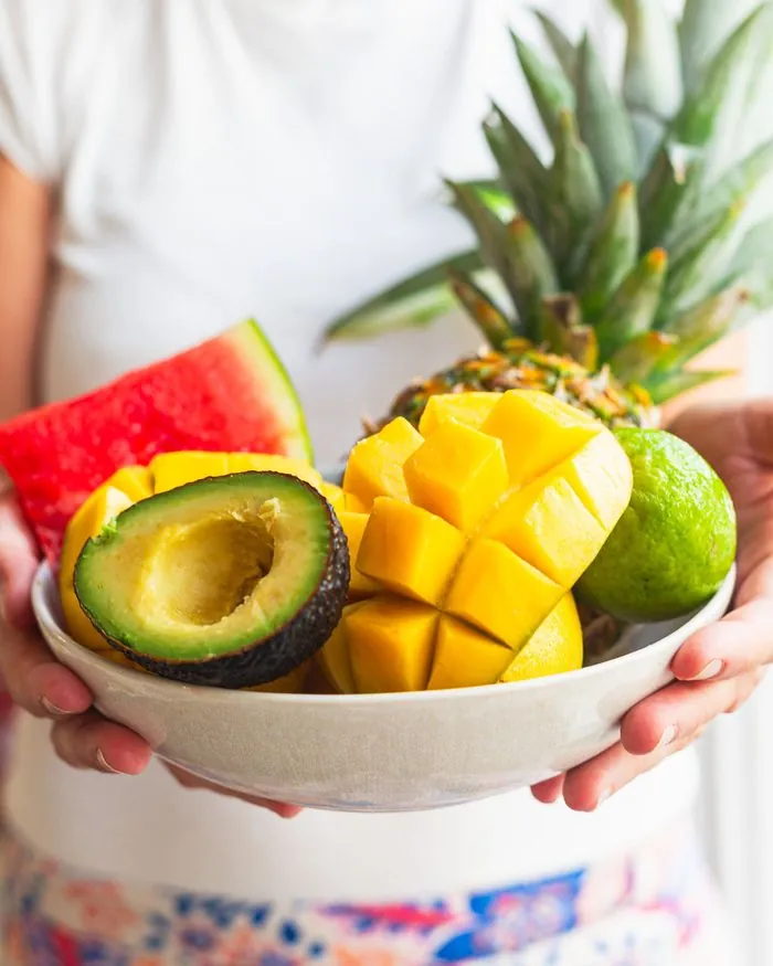 Avocado, Mango, Wassermelone, Ananas und frische Limette
