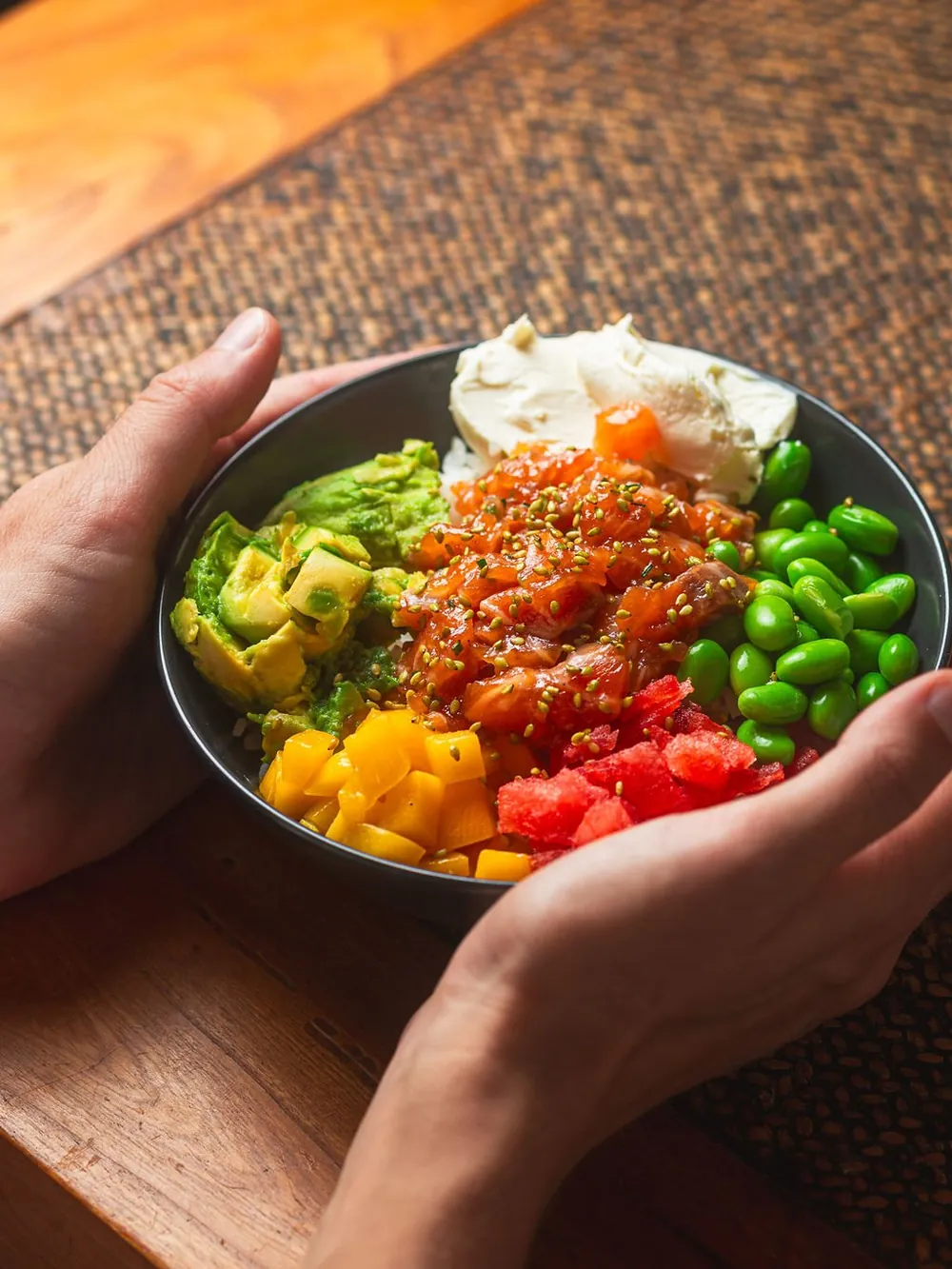 Signature Poke: marinierter Lachs, Avocado, Edamame, Mango und Frischkäse