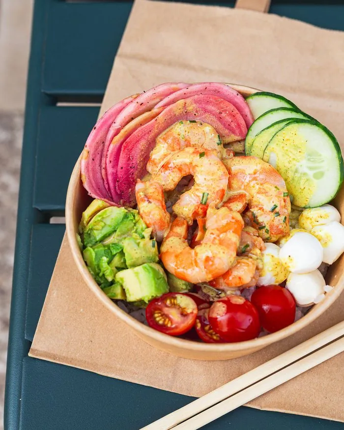 Bowl mit Garnelen, Avocado, Chioggia-Bete und Gurke