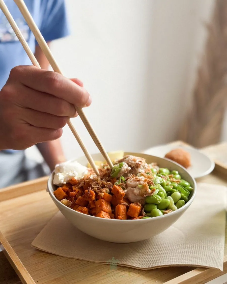 School Poke: Edamame und Süßkartoffel